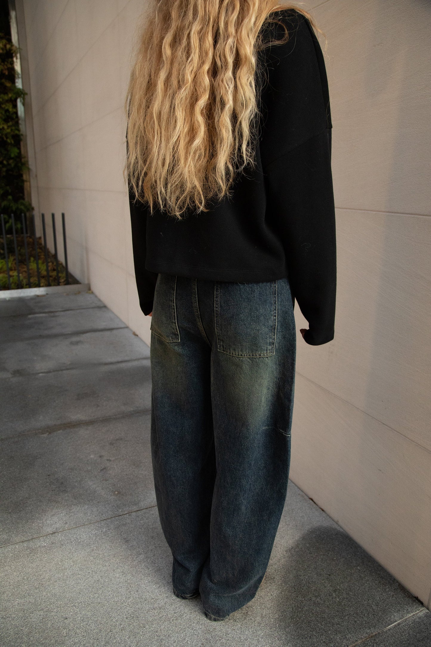 LINE STITCH BARREL CURVED LEG JEAN