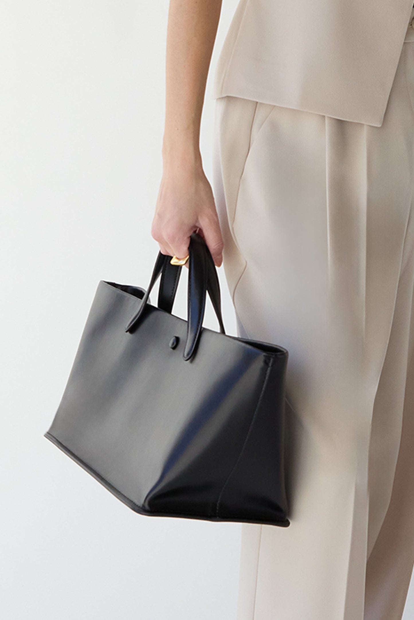 STRUCTURED LEATHER HANDBAG