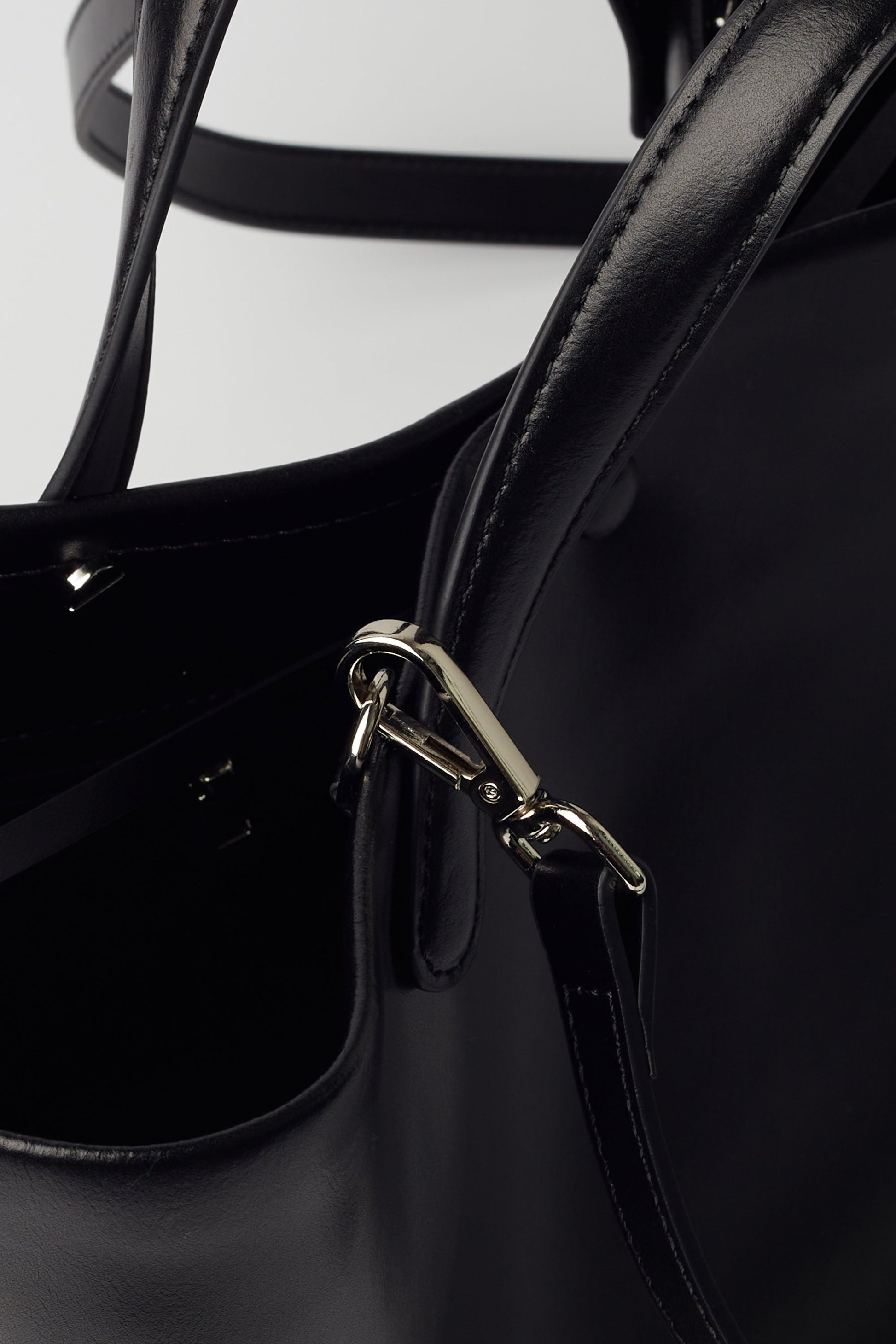 STRUCTURED LEATHER HANDBAG