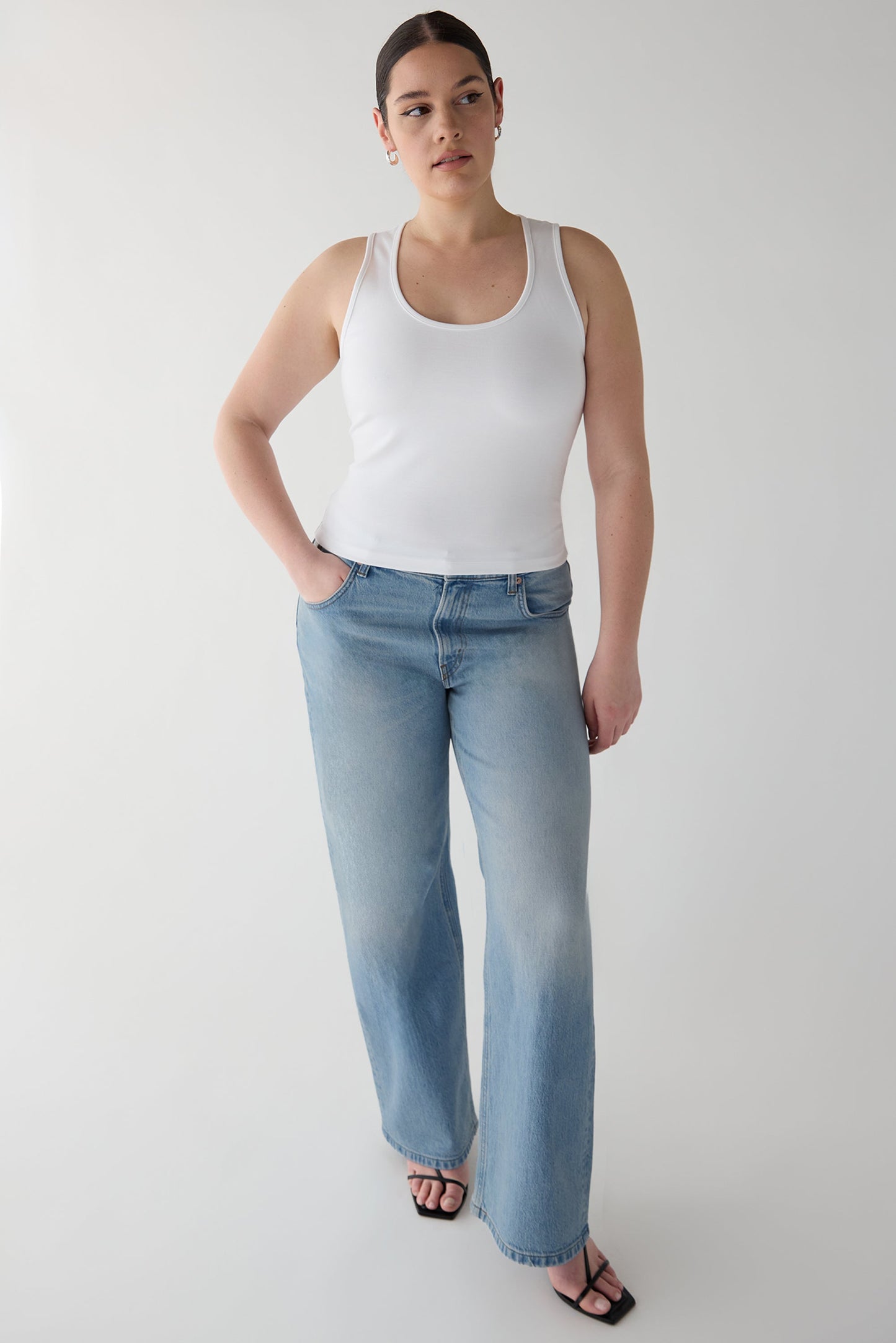 STRAIGHT LEG MID-RISE JEAN