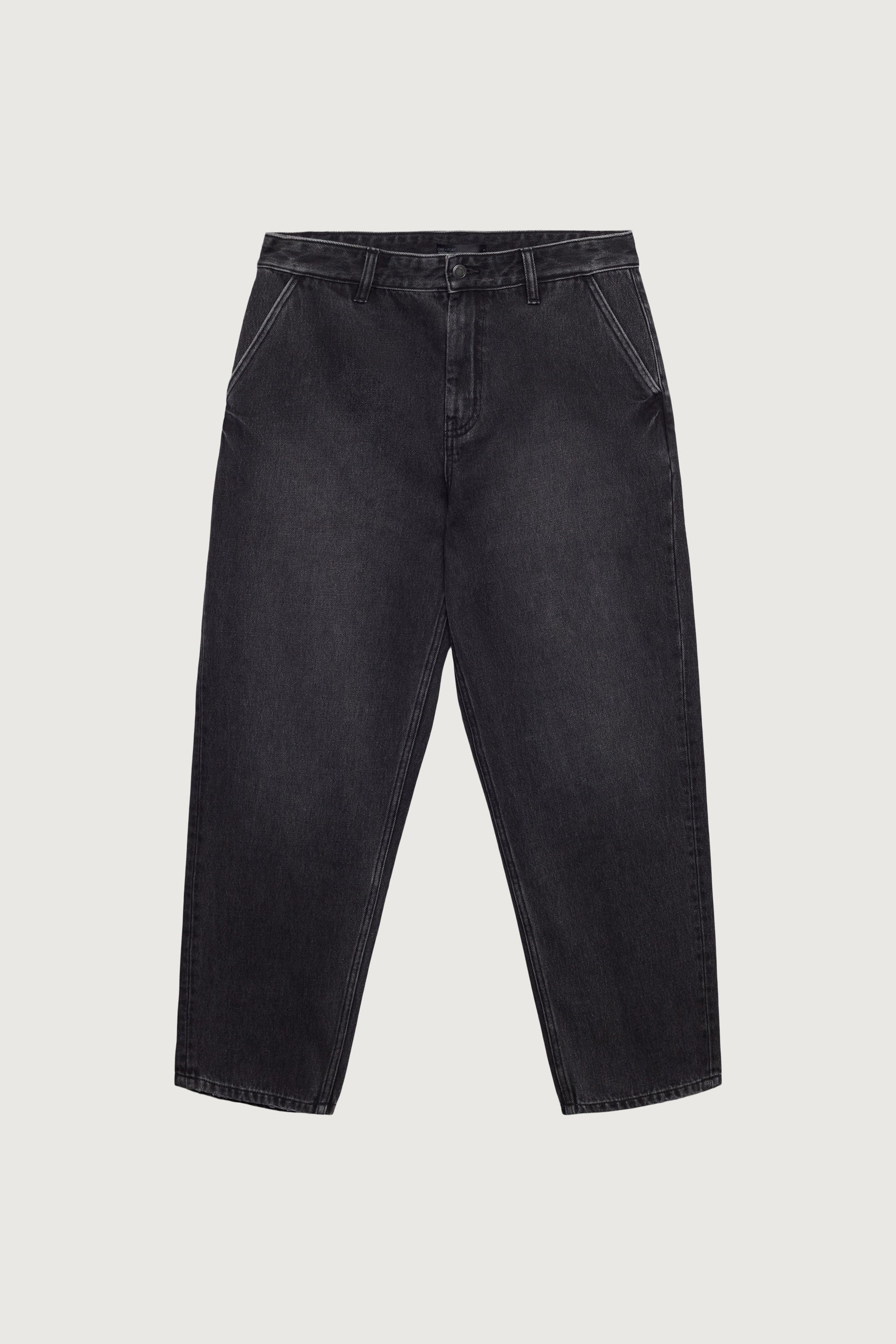 WASHED BLACK TAPERED LEG JEAN
