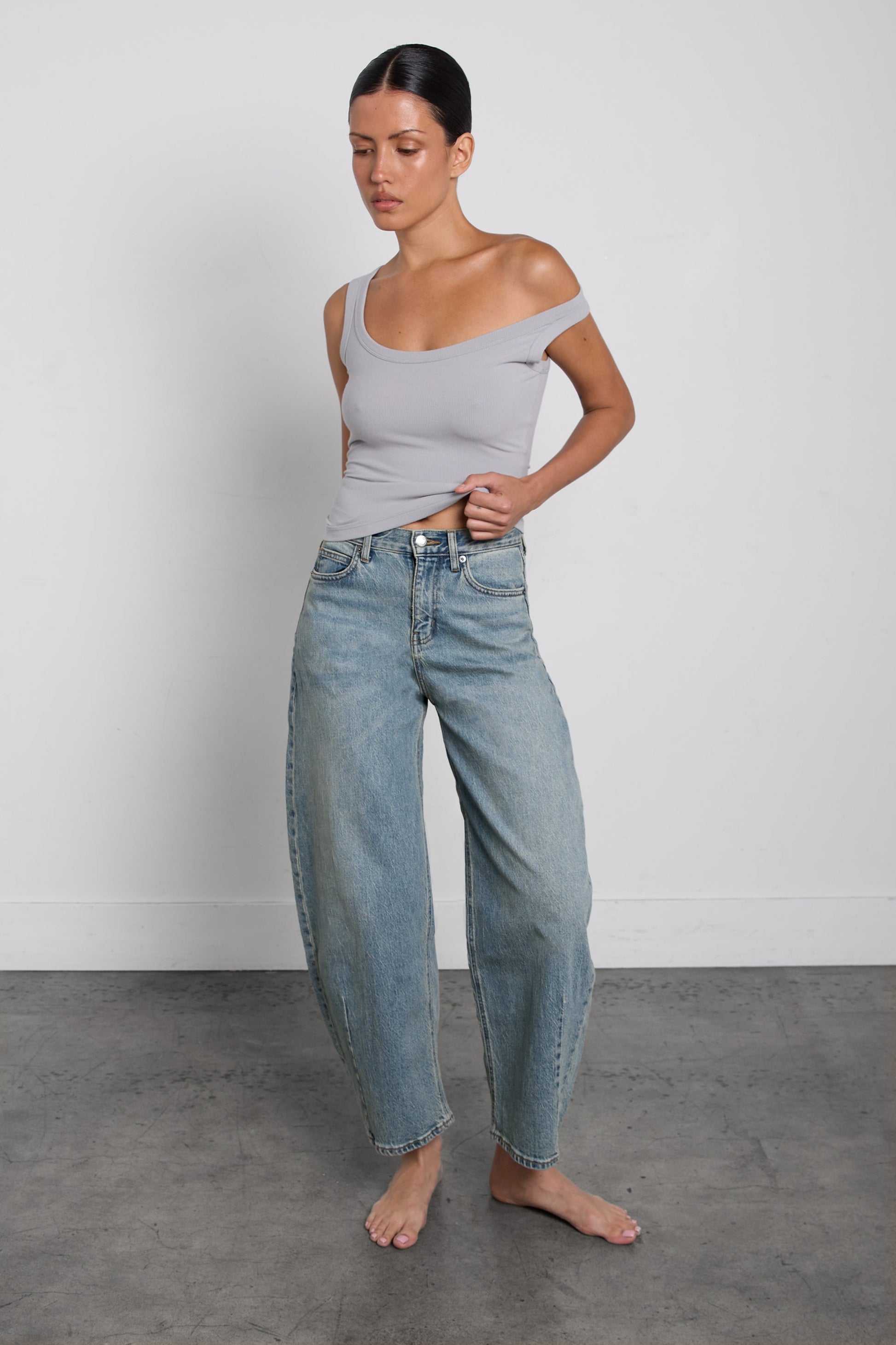 MID-RISE DARTED BARREL LEG JEAN