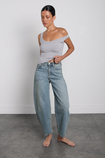 MID-RISE DARTED BARREL LEG JEAN