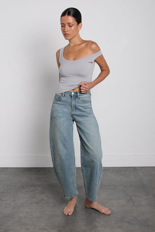 MID-RISE DARTED BARREL LEG JEAN