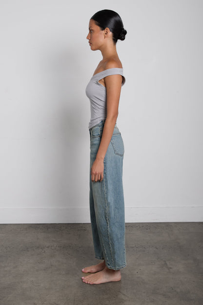MID-RISE DARTED BARREL LEG JEAN
