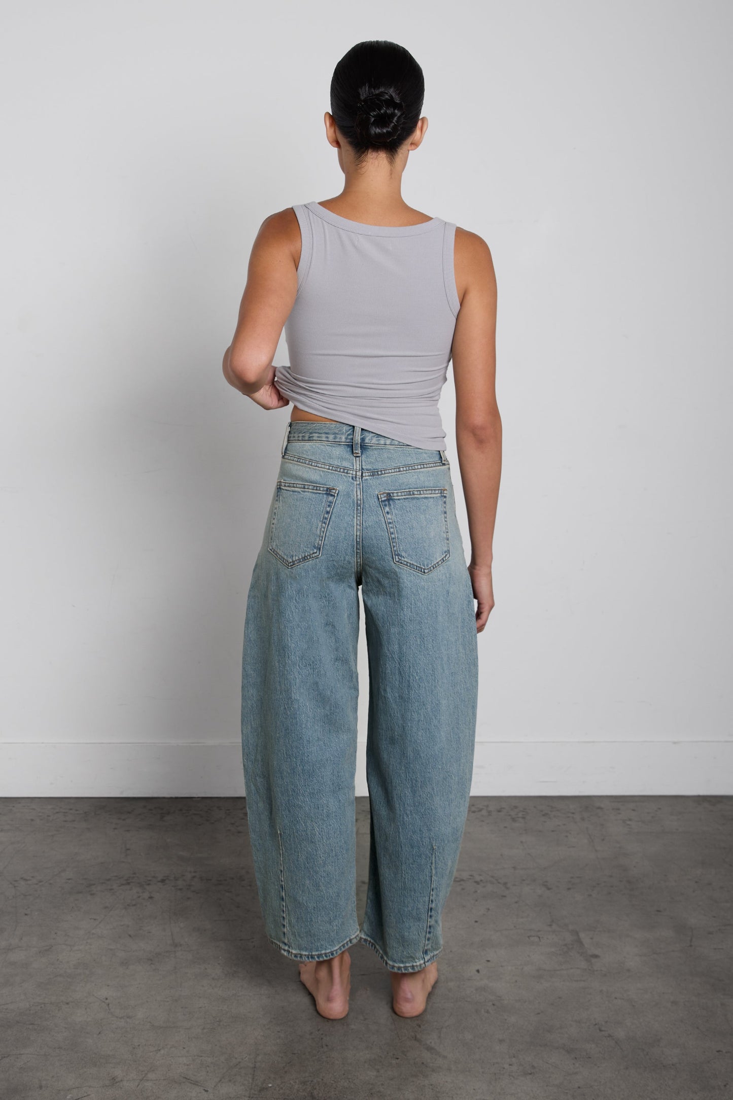MID-RISE DARTED BARREL LEG JEAN