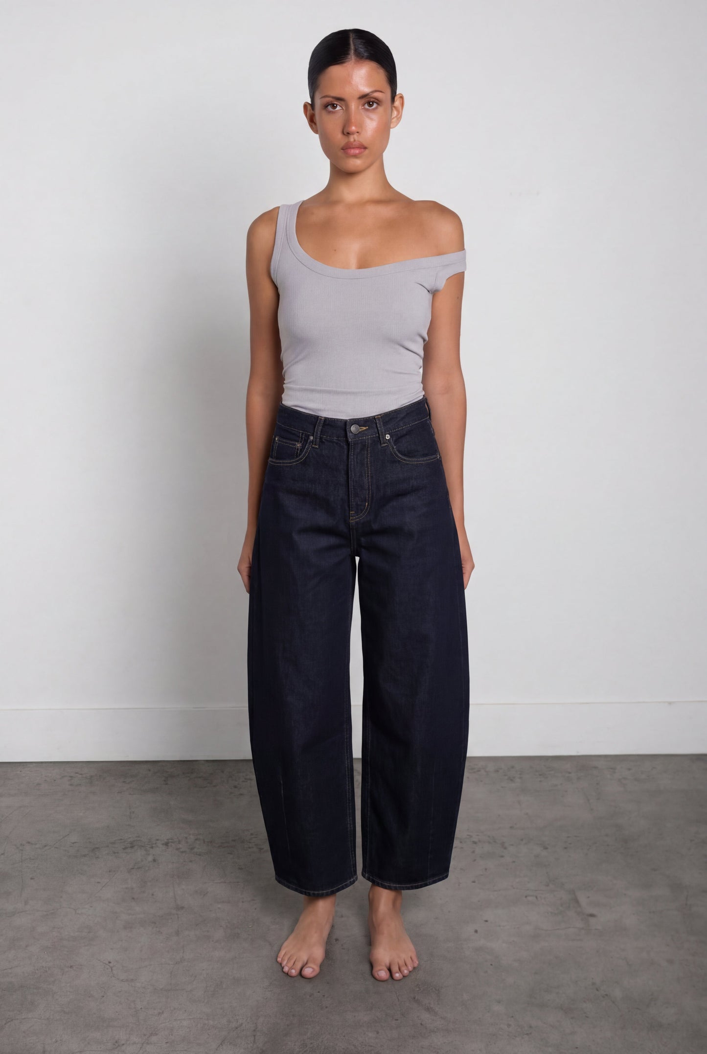 MID-RISE DARTED BARREL LEG JEAN