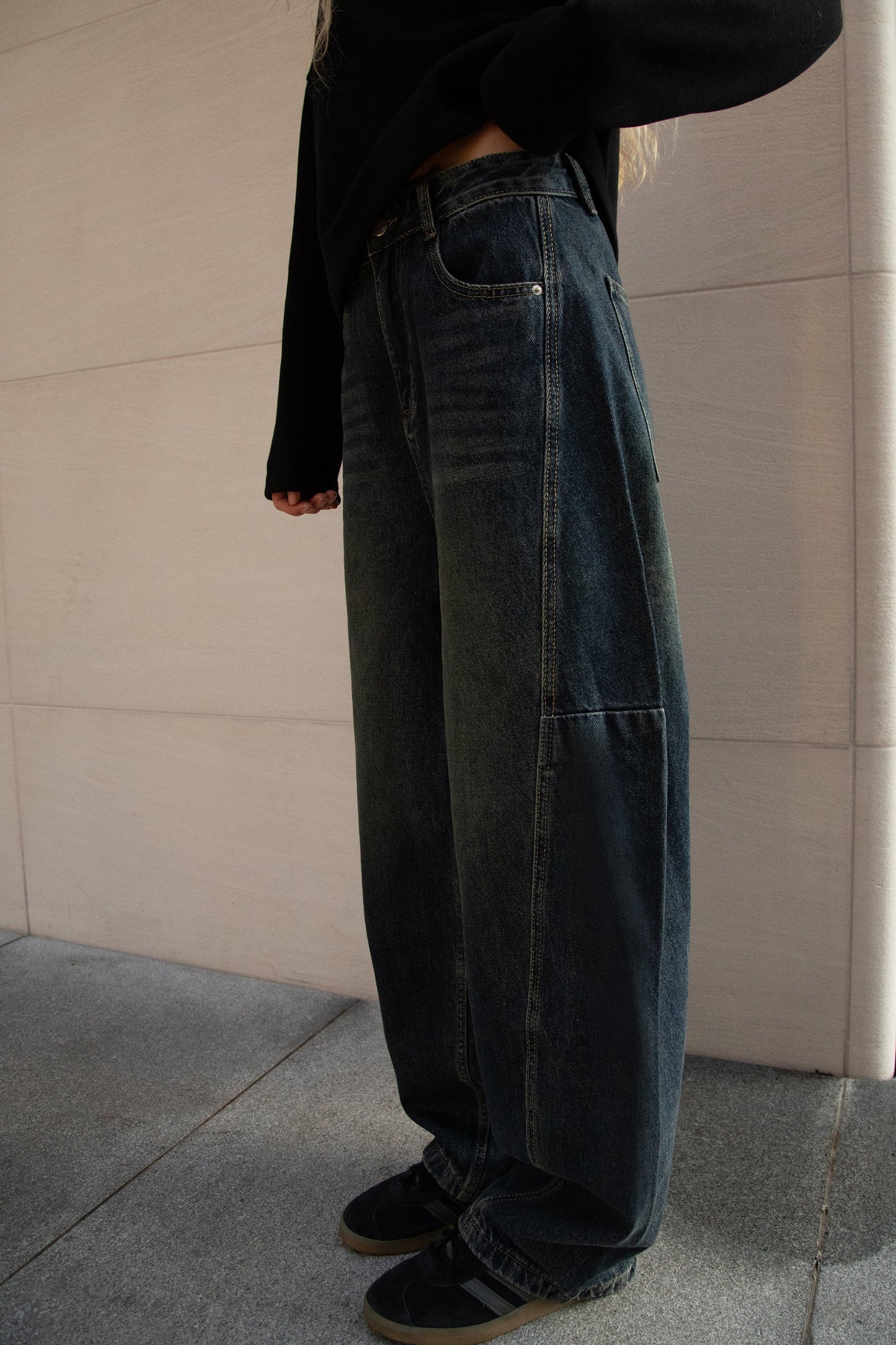 LINE STITCH BARREL CURVED LEG JEAN