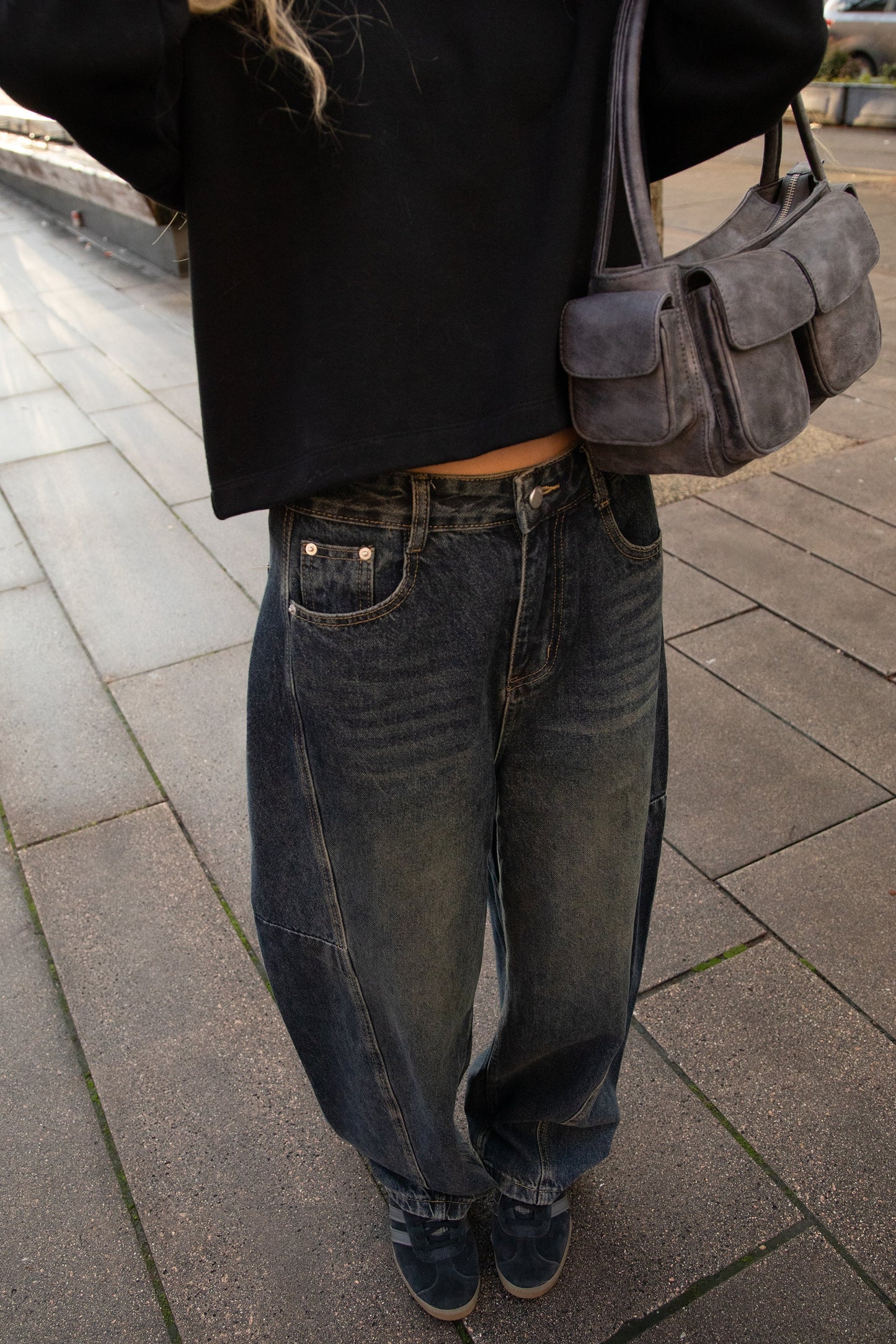 LINE STITCH BARREL CURVED LEG JEAN