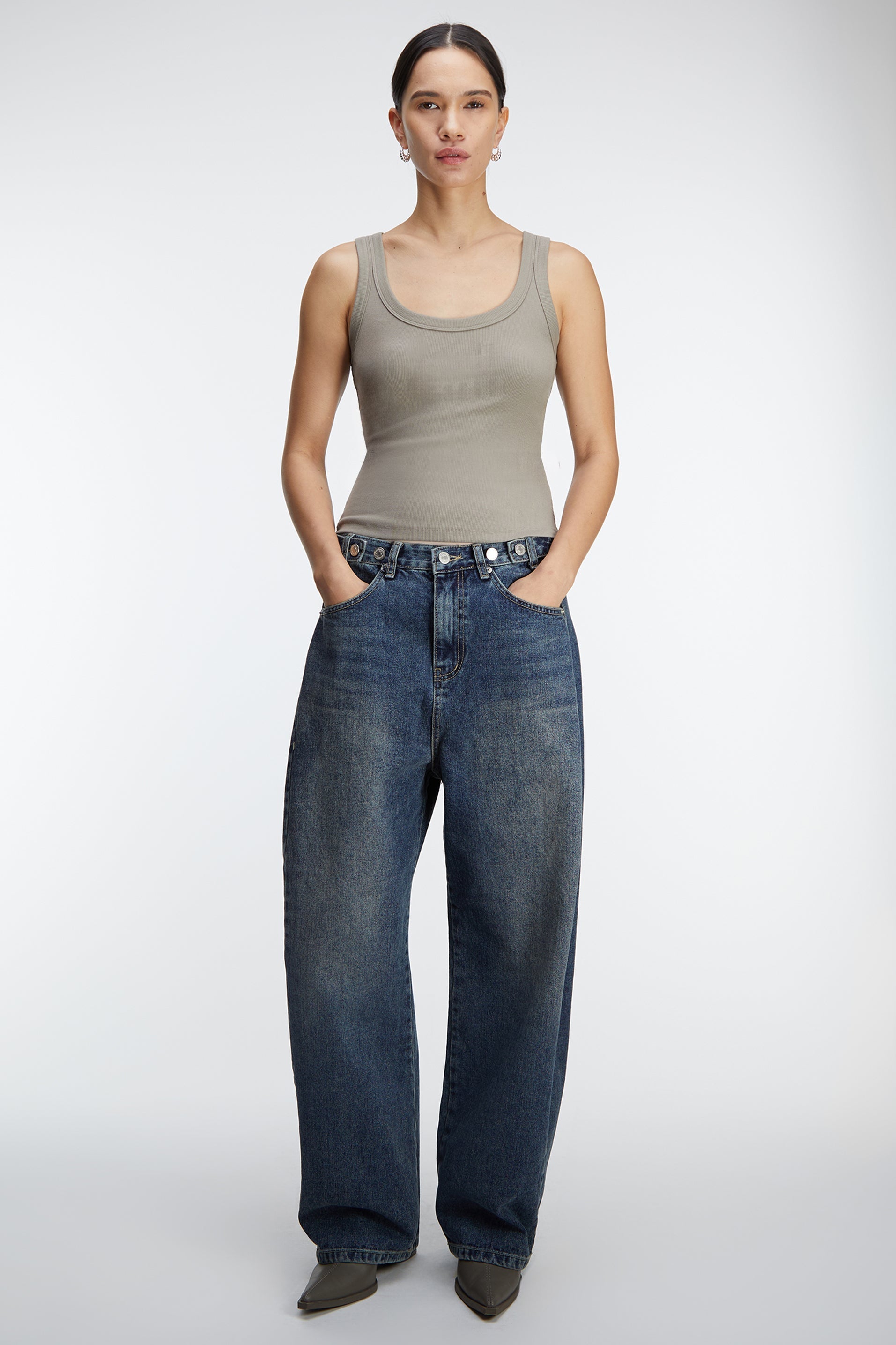 BUTTONED WAIST CURVED LEG JEAN