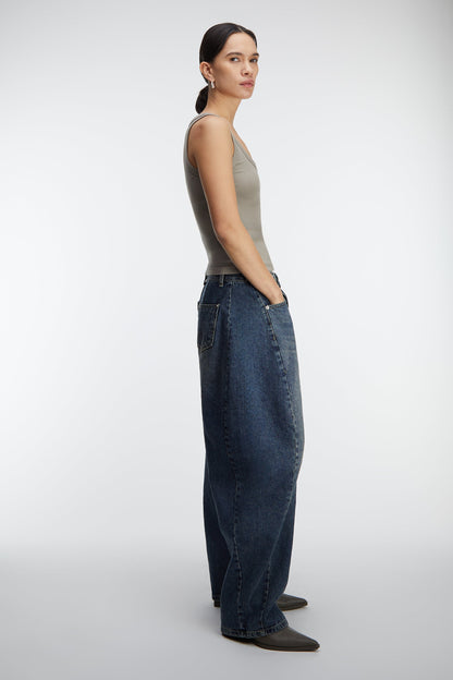 BUTTONED WAIST CURVED LEG JEAN