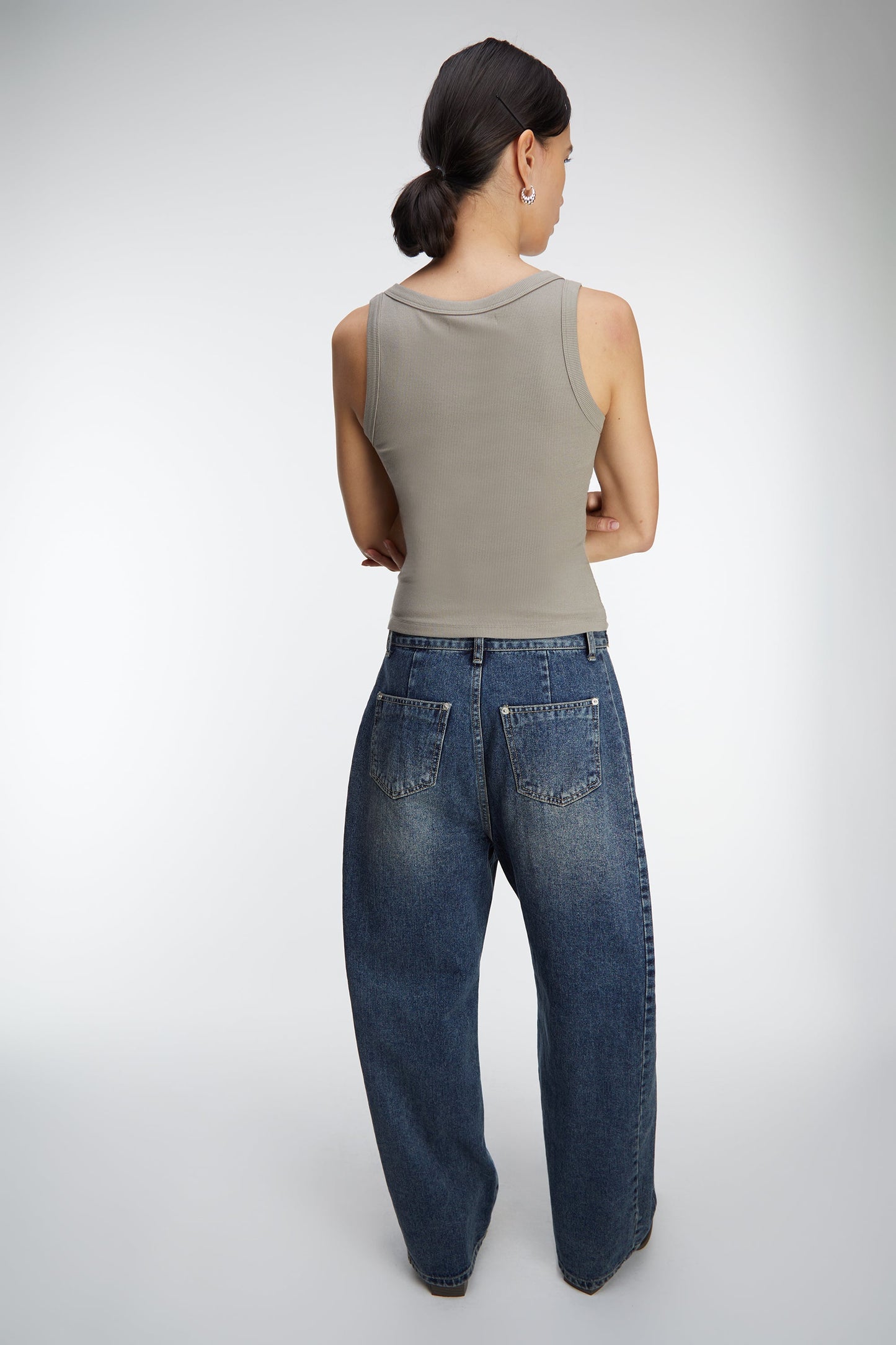 BUTTONED WAIST CURVED LEG JEAN