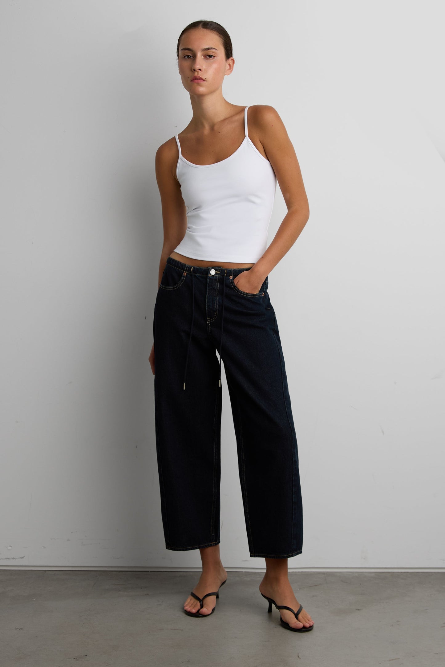 MID-RISE BARREL LEG JEAN WITH DRAWSTRING