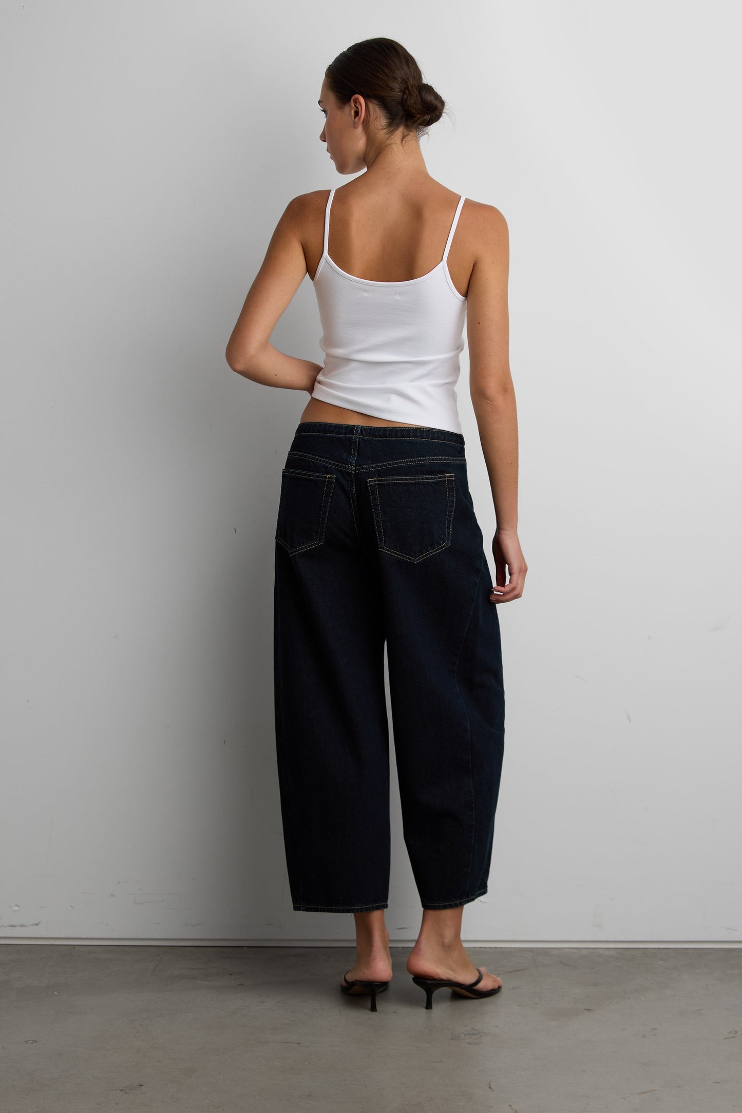 MID-RISE BARREL LEG JEAN WITH DRAWSTRING