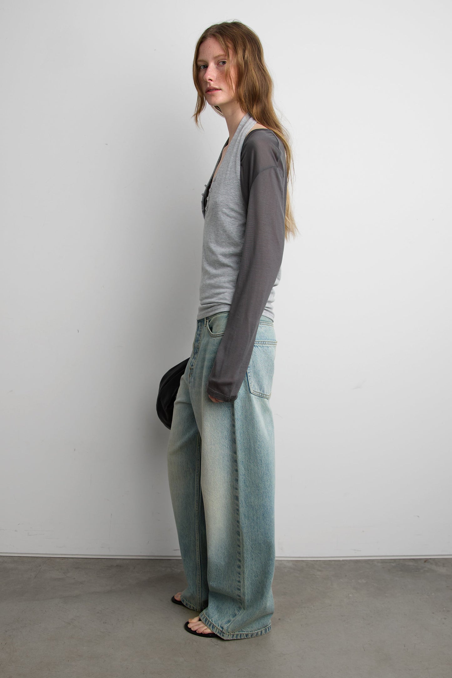 LIGHT WASH MID-RISE WIDE LEG JEAN