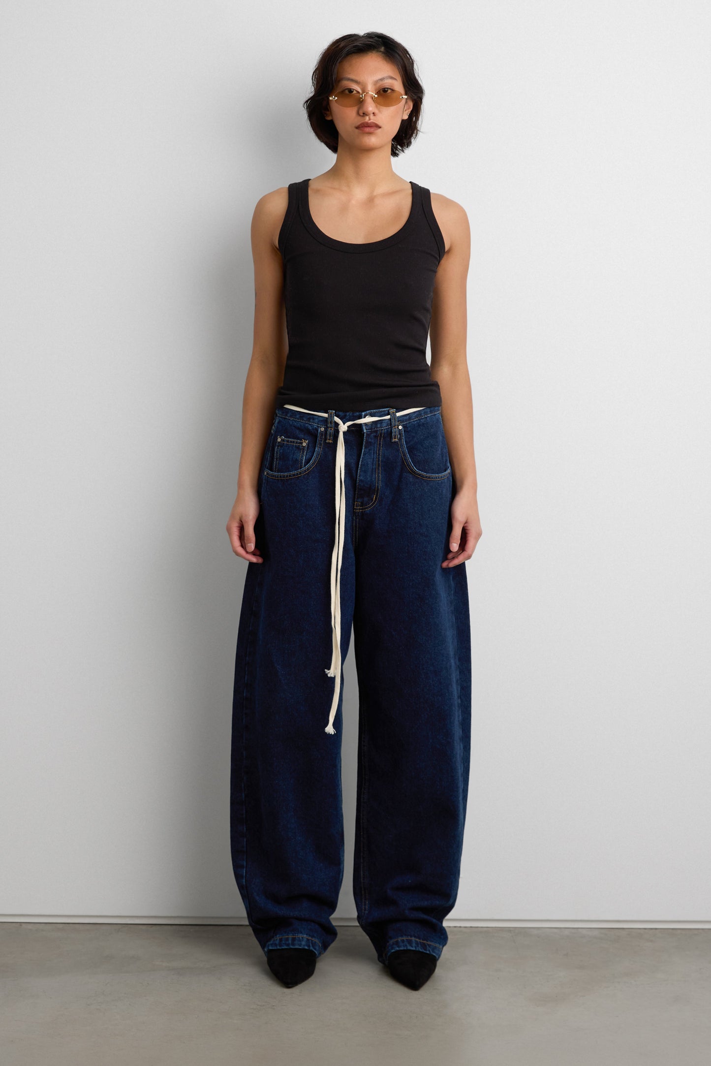 HIGH RISE BARREL LEG JEAN WITH SHOELACE BELT