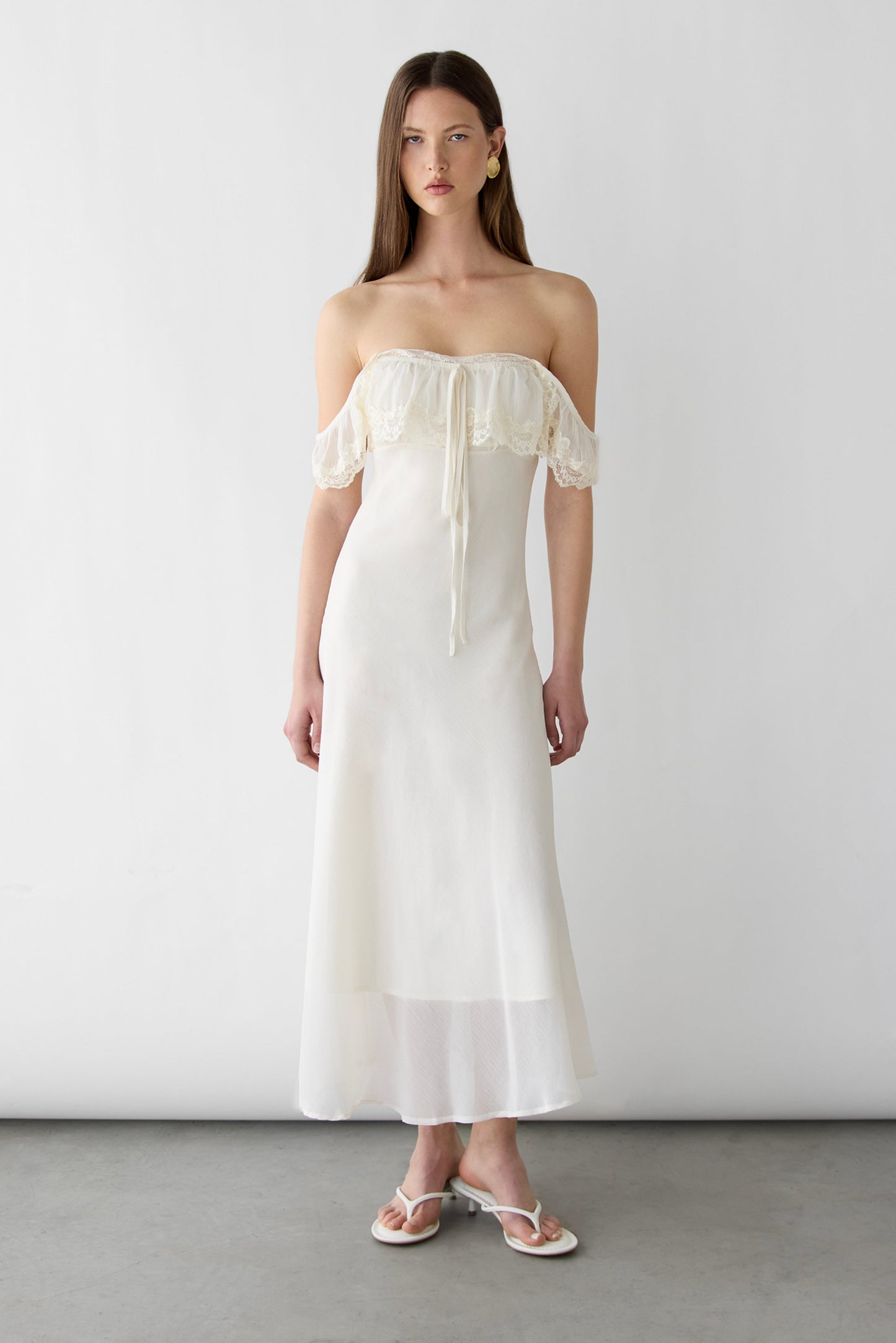 RUFFLE MAXI DRESS WITH LACE TRIM DETAIL