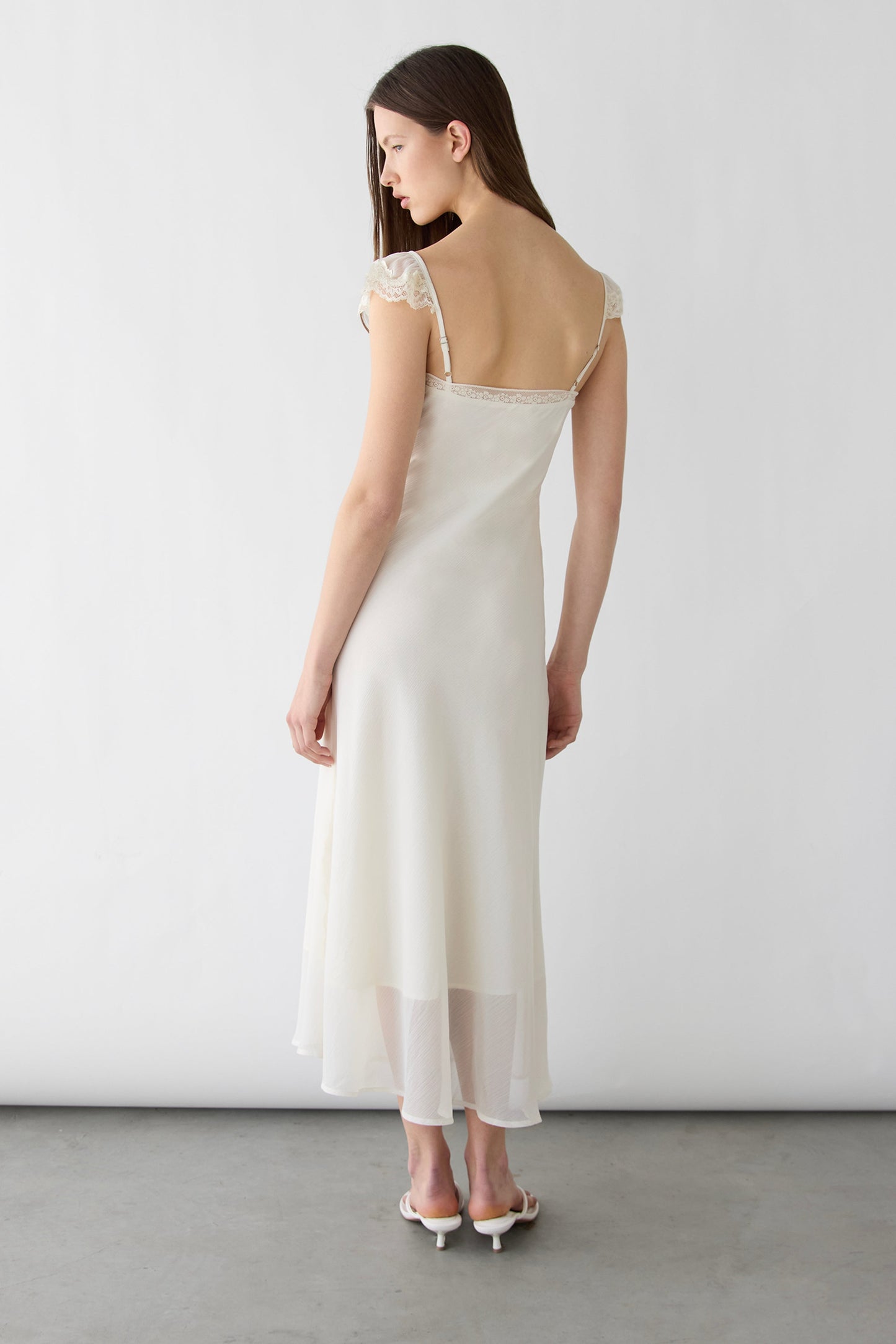 RUFFLE MAXI DRESS WITH LACE TRIM DETAIL