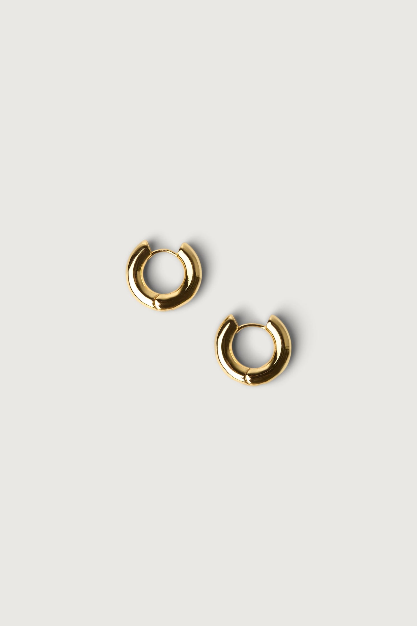 MINIMAL HUGGIE HOOP EARRINGS