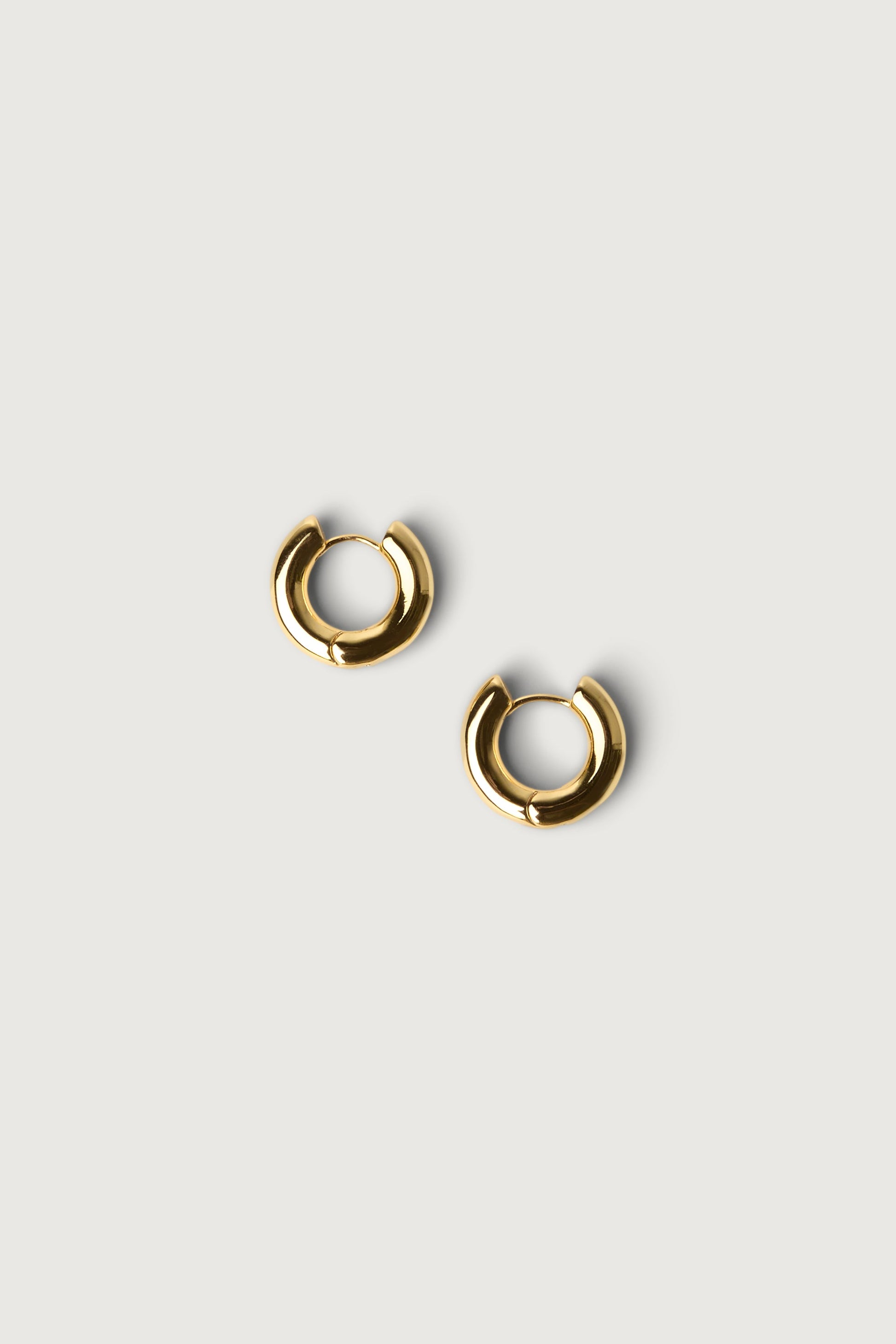 MINIMAL HUGGIE HOOP EARRINGS