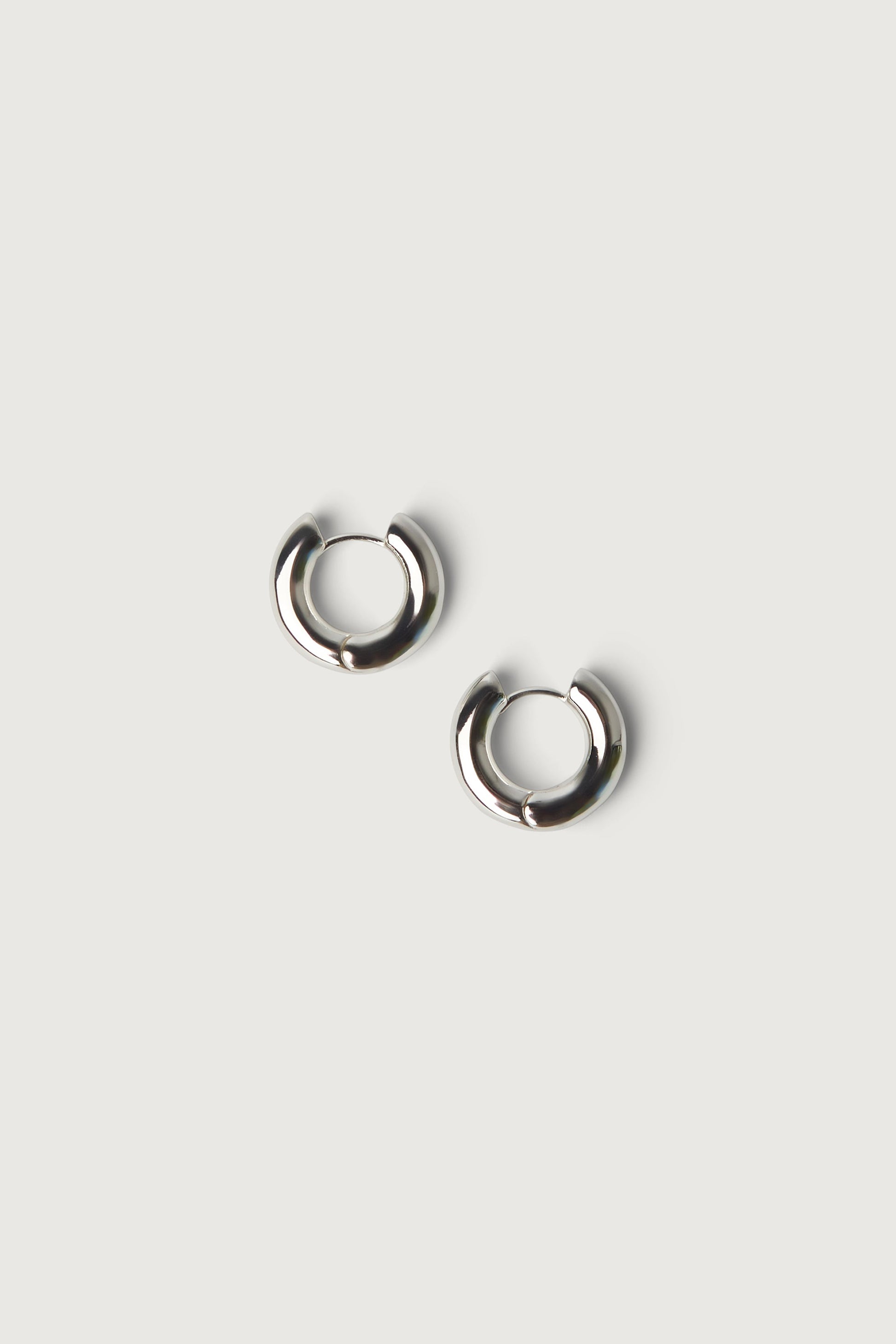 MINIMAL HUGGIE HOOP EARRINGS