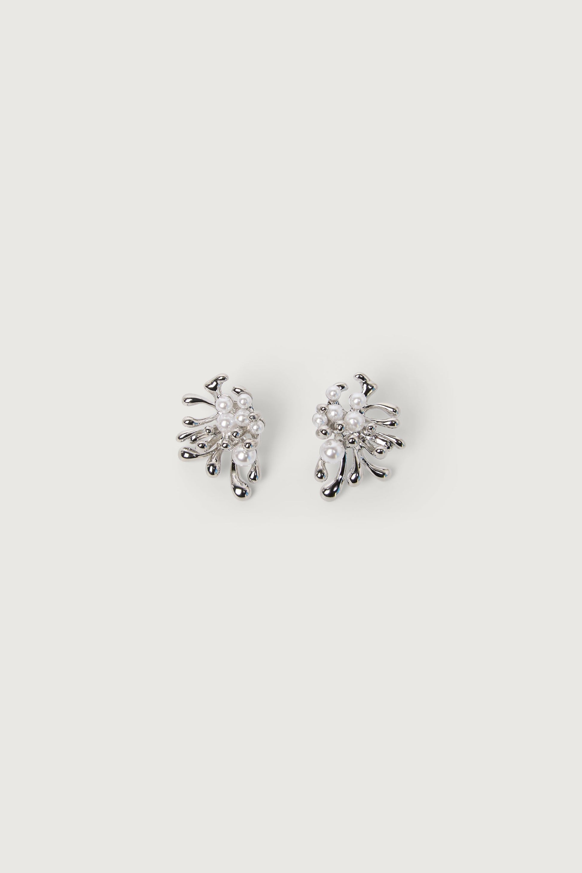 ORGANIC EARRINGS WITH PEARL DETAIL