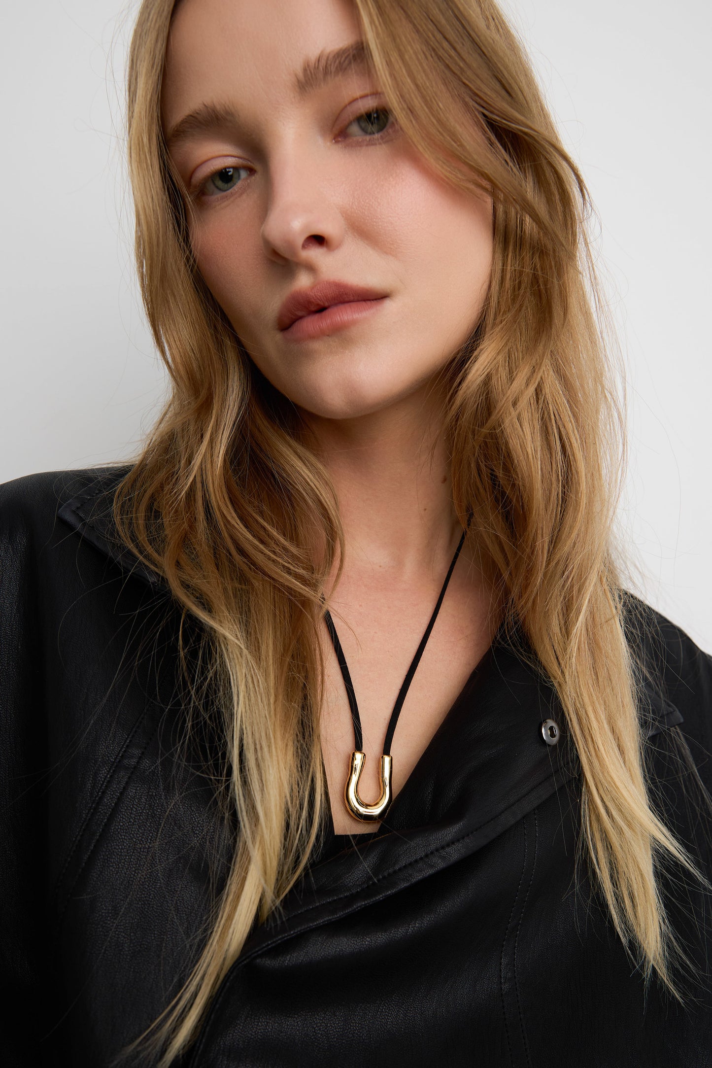 U PENDANT CORD NECKLACE