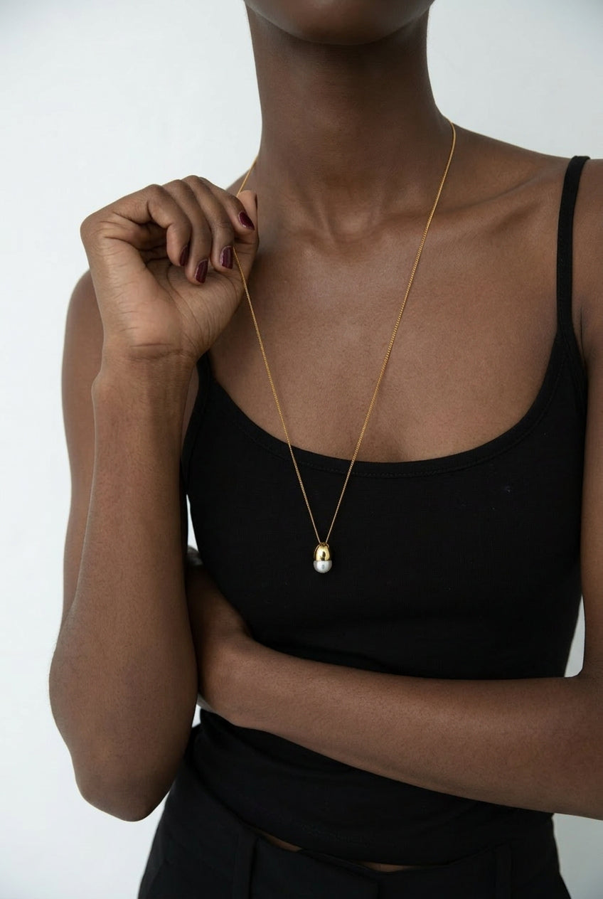 CONTRAST PENDANT NECKLACE