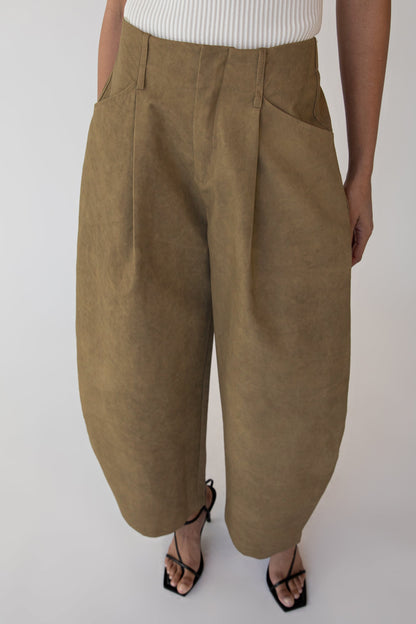 VOLUMINOUS BARREL LEG PANT