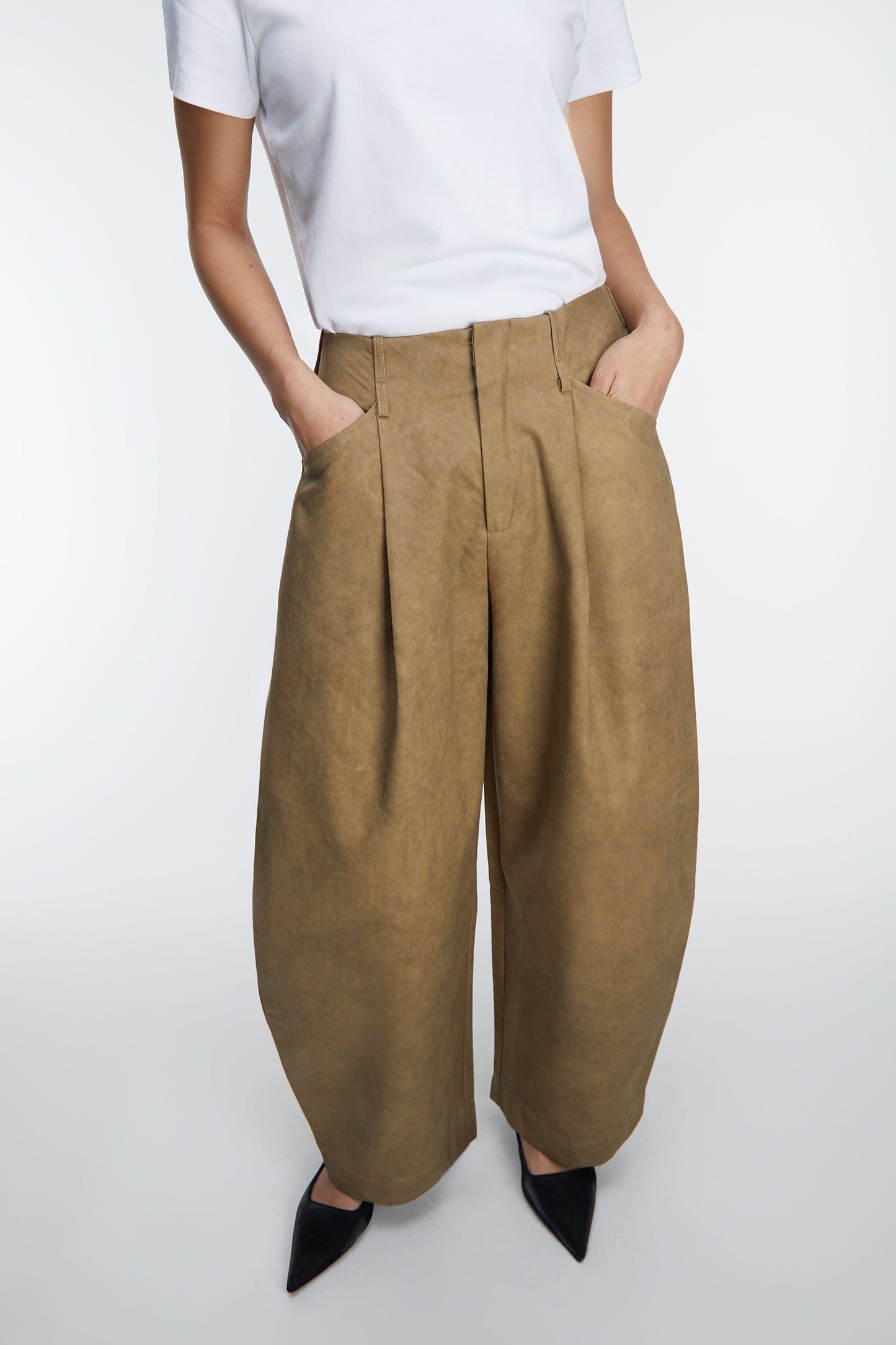 VOLUMINOUS BARREL LEG PANT