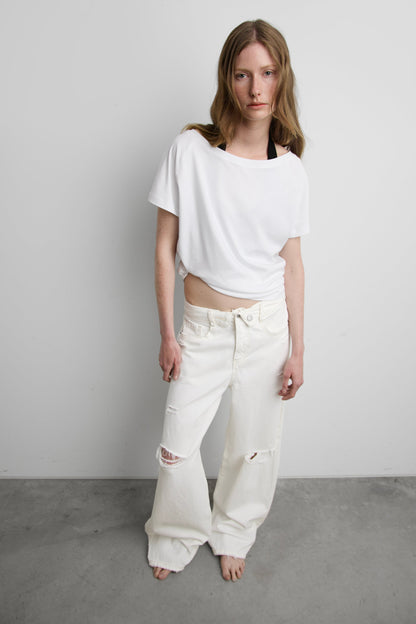 DISTRESSED STRAIGHT LEG JEAN