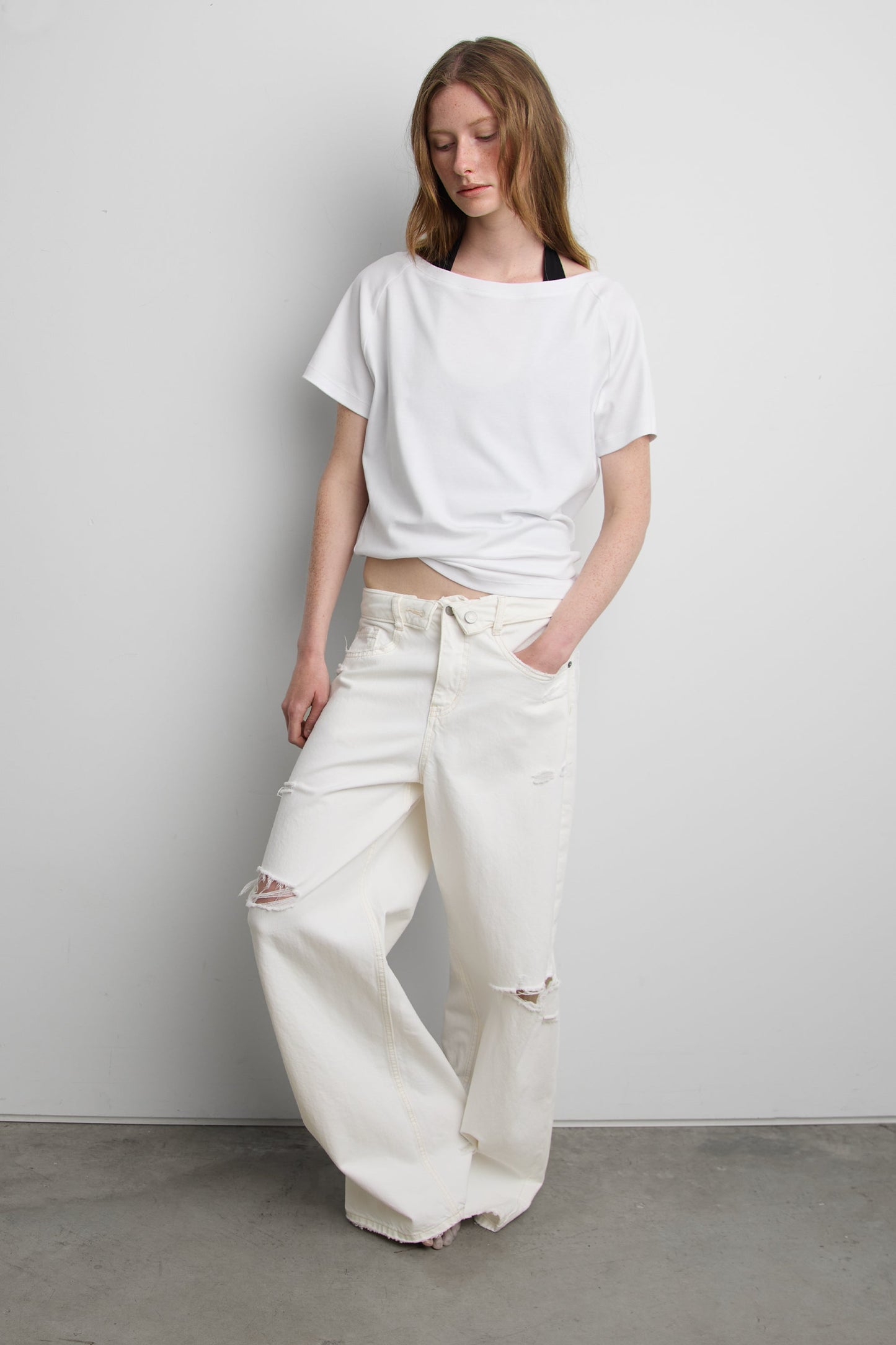 DISTRESSED STRAIGHT LEG JEAN