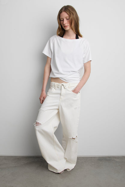 DISTRESSED STRAIGHT LEG JEAN
