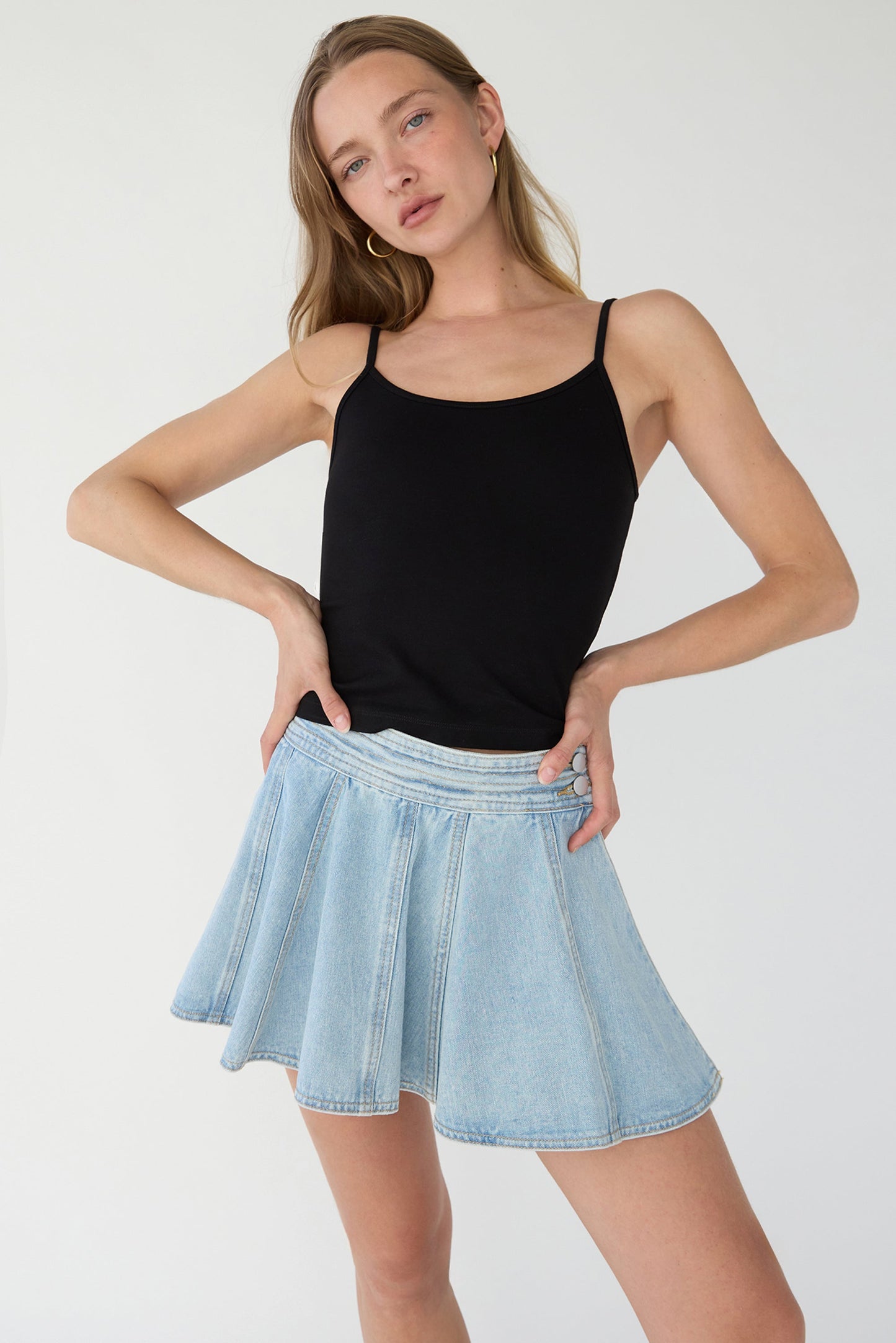 PLEATED DENIM MINI SKORT