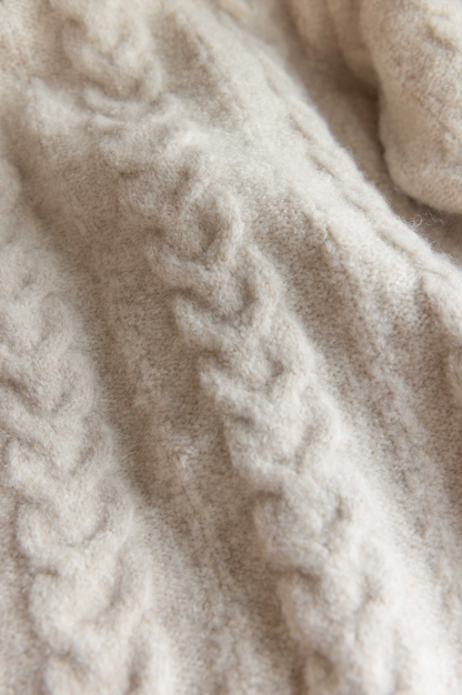 OVERSIZED CABLE KNIT SWEATER