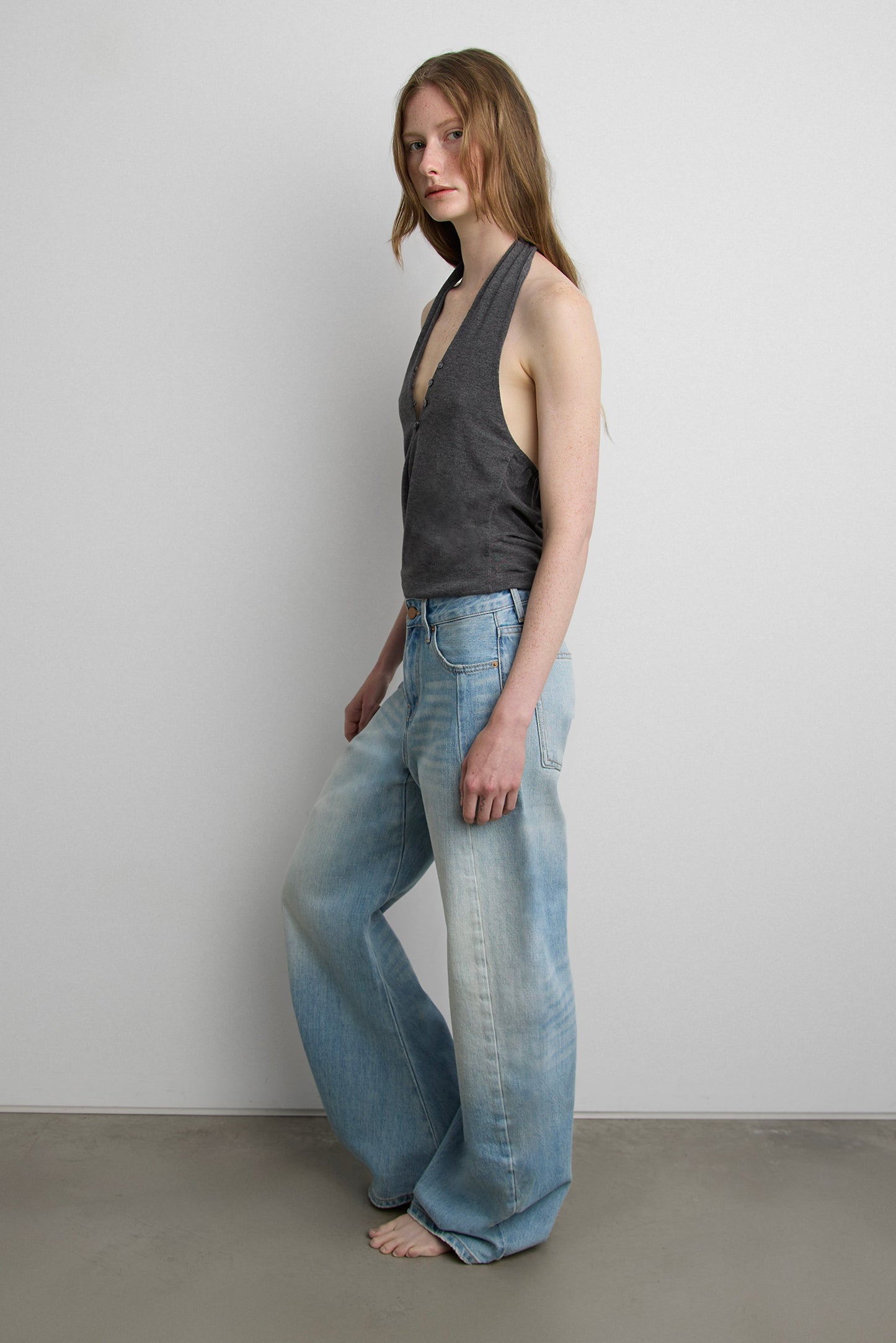 V-NECK SLEEVELESS TOP