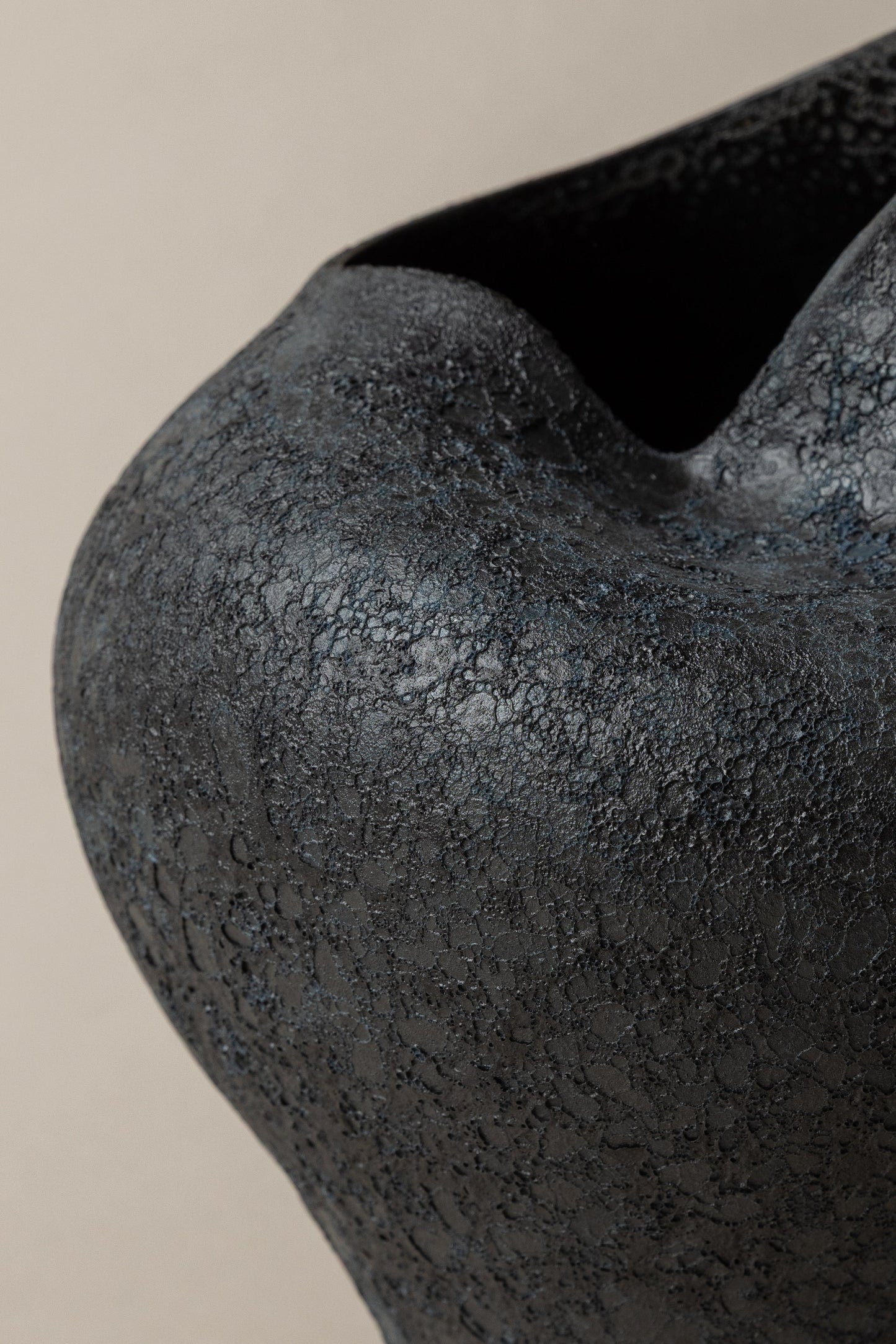 AMORA VASE